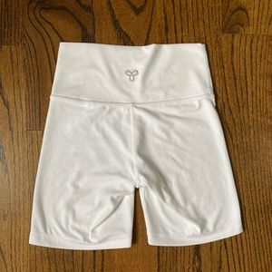 TNA butter shorts 7” White